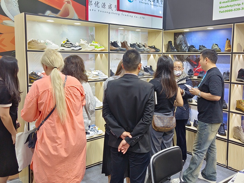 展會進行時|百華鞋業亮相第135屆中國進出口商品交易會（廣交會）三期，展會現場人氣爆棚！