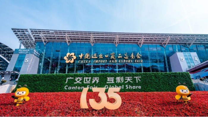 展會進(jìn)行時|百華鞋業(yè)亮相第135屆中國進(jìn)出口商品交易會（廣交會）三期，展會現(xiàn)場人氣爆棚！