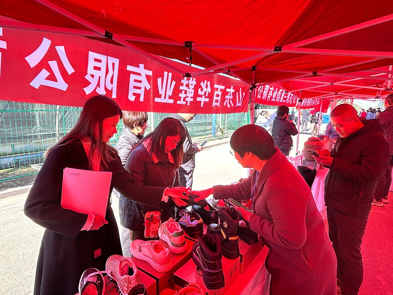 百華鞋業受邀參加“首屆中國諸葛亮杯若鯉大賽”暨名優特產展覽會活動！