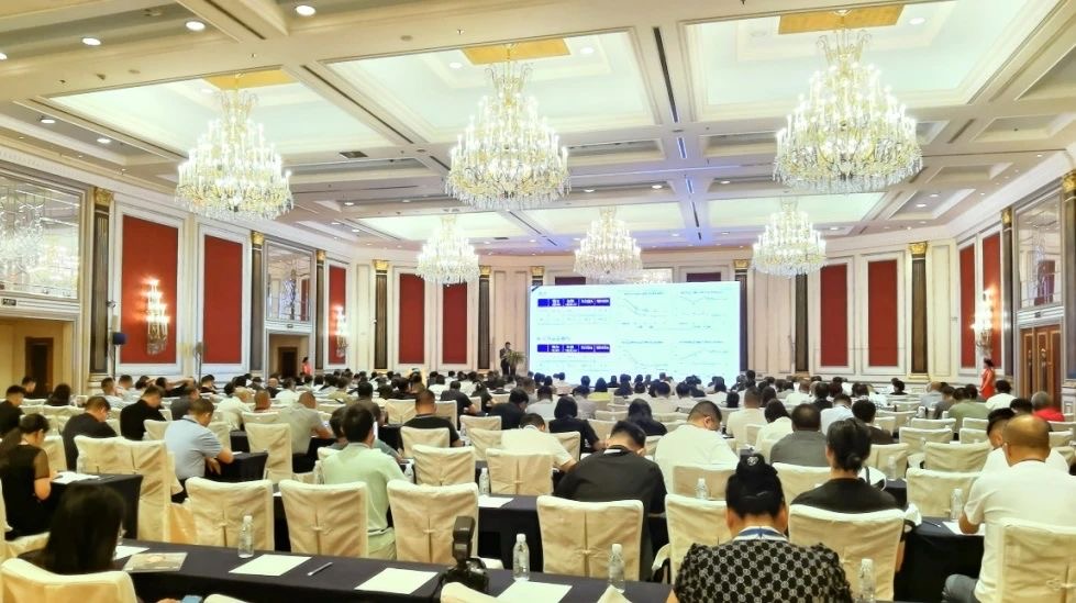 喜訊|山東百華鞋業(yè)有限公司再攀高峰！榮膺中國皮革協(xié)會常務(wù)理事單位