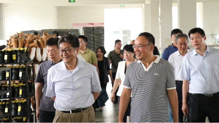 山東省貿(mào)促會黨組成員、副會長劉曉江一行蒞臨百華鞋業(yè)調(diào)研指導(dǎo)